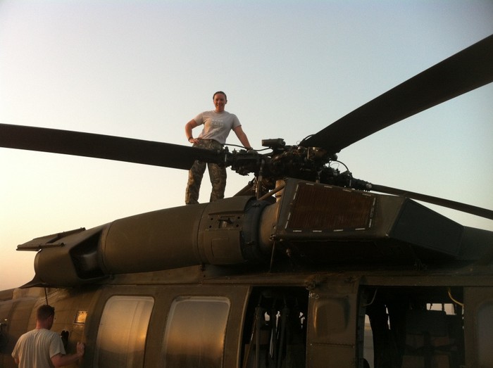 Nữ binh sỹ Mỹ đứng trên nóc trực thăng Black Hawk